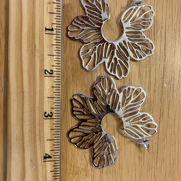 Flower Post Earrings NWT - Picture 4 of 6